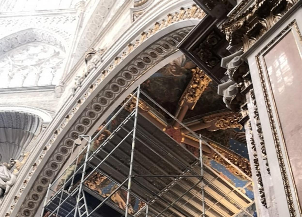 Espectacular andamio en el interior de la Seo. catedral de valencia