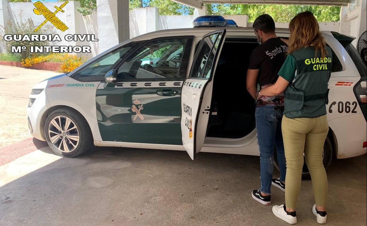 El detenido por la Guardia Civil. 