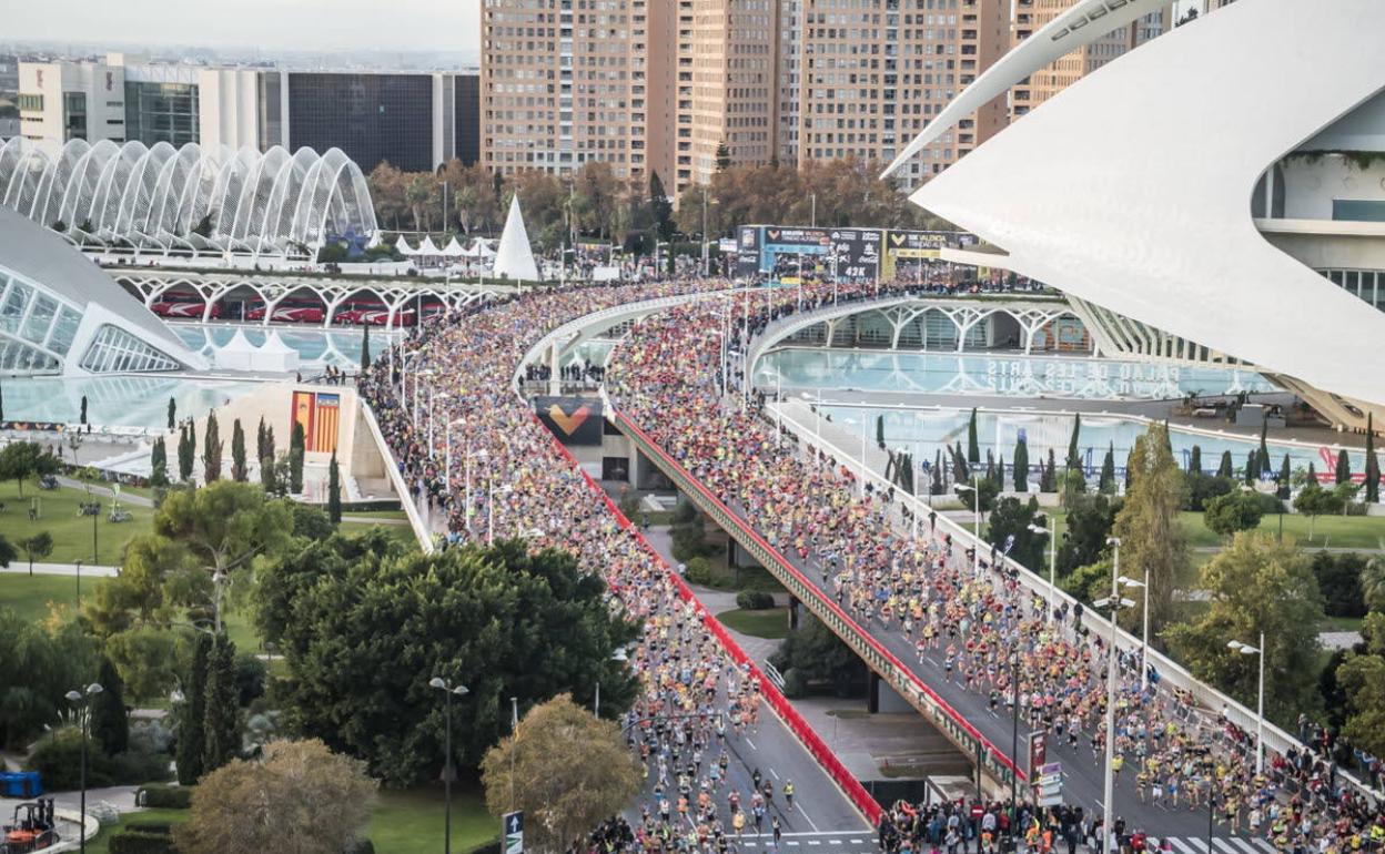 Impresionante salida del Maratón Valencia Trinidad Alfonso EDP sobre el puente de Monteolivete. 