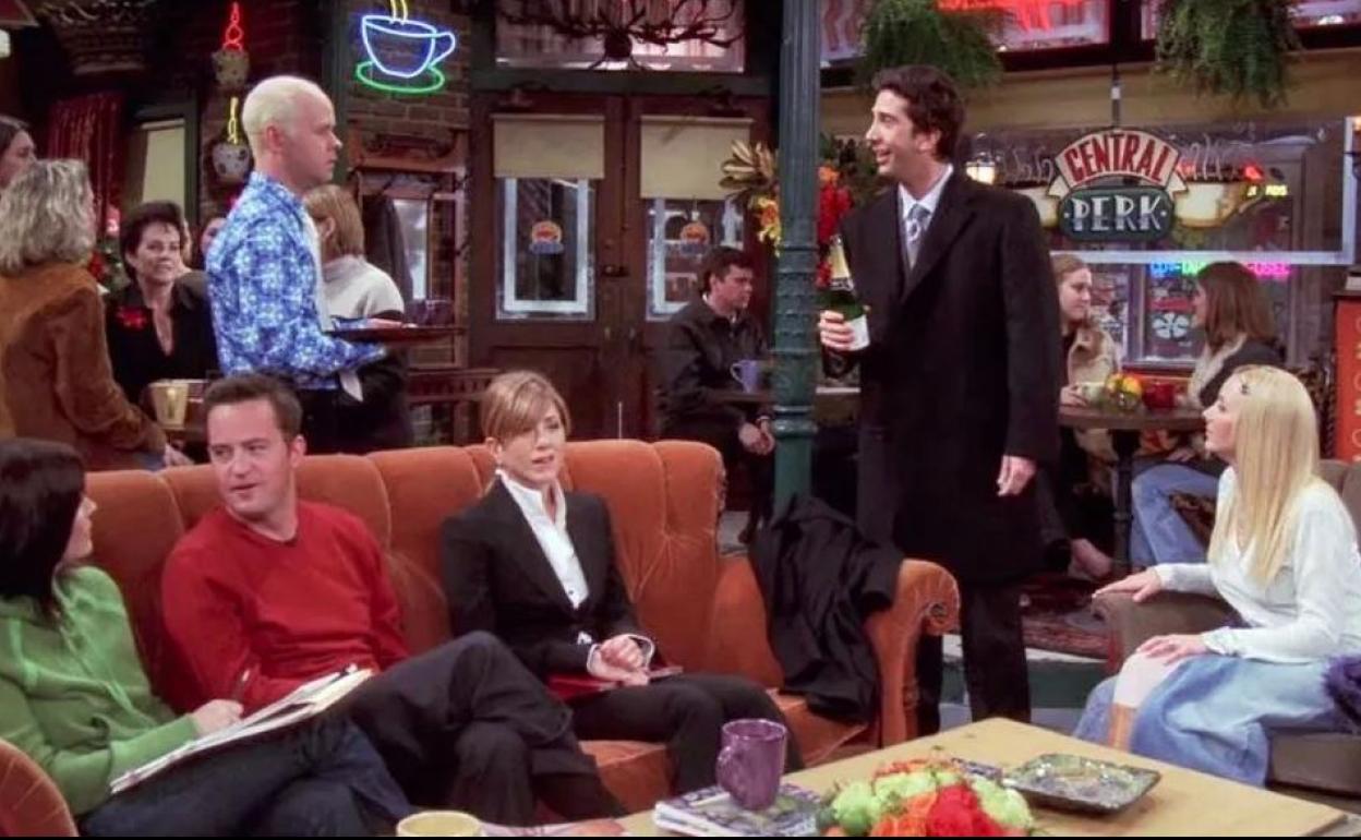 Un fotograma de la serie 'Friends' en el que aparece James Michael Tyler.