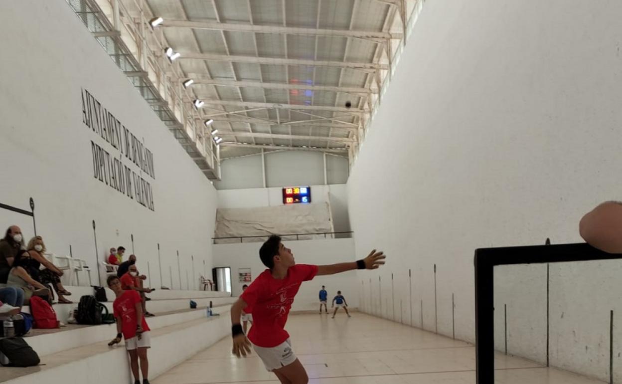 Un  momento de uno de los encuentros celebrados en el Trinquet de Benigànim. 