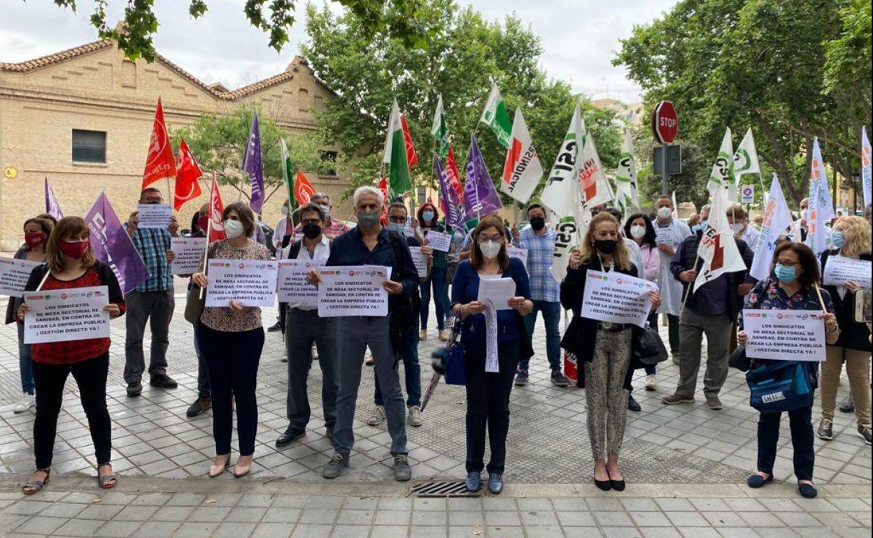 Representantes de los sindicatos en una protesta contra la empresa pública de salud frente a la Conselleria de Sanidad.