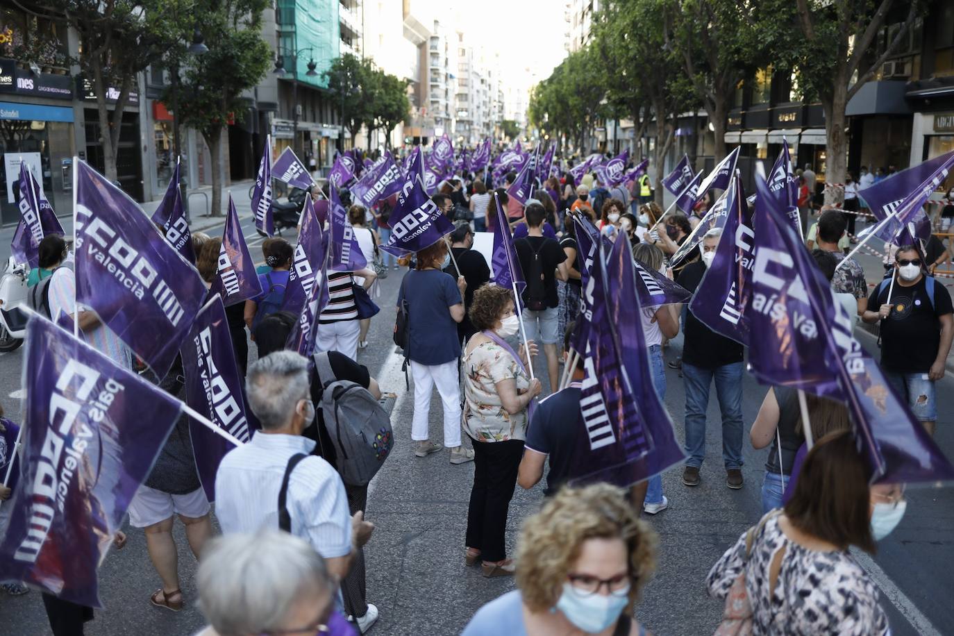 Colectivos feministas se han reunido este martes por la tarde en el centro de Valencia para protestar contra los crímenes machistas que se siguen produciendo en España y en la Comunitat, como el caso de Wafaa, en la Pobla Llarga. El asesino confeso de la joven, que estaba obsesionado con ella, lanzó el cadáver al pozo de una finca familiar, donde fue encontrado la pasada semana por la Guardia Civil. 