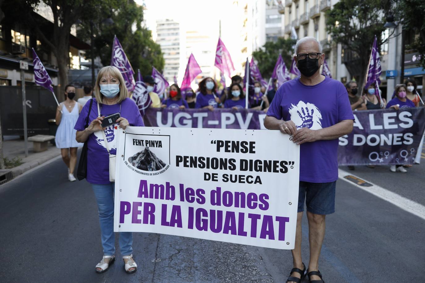 Colectivos feministas se han reunido este martes por la tarde en el centro de Valencia para protestar contra los crímenes machistas que se siguen produciendo en España y en la Comunitat, como el caso de Wafaa, en la Pobla Llarga. El asesino confeso de la joven, que estaba obsesionado con ella, lanzó el cadáver al pozo de una finca familiar, donde fue encontrado la pasada semana por la Guardia Civil. 