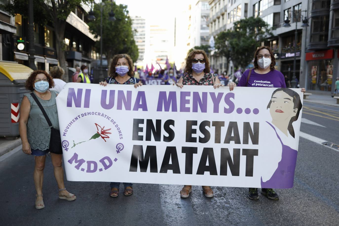 Colectivos feministas se han reunido este martes por la tarde en el centro de Valencia para protestar contra los crímenes machistas que se siguen produciendo en España y en la Comunitat, como el caso de Wafaa, en la Pobla Llarga. El asesino confeso de la joven, que estaba obsesionado con ella, lanzó el cadáver al pozo de una finca familiar, donde fue encontrado la pasada semana por la Guardia Civil. 