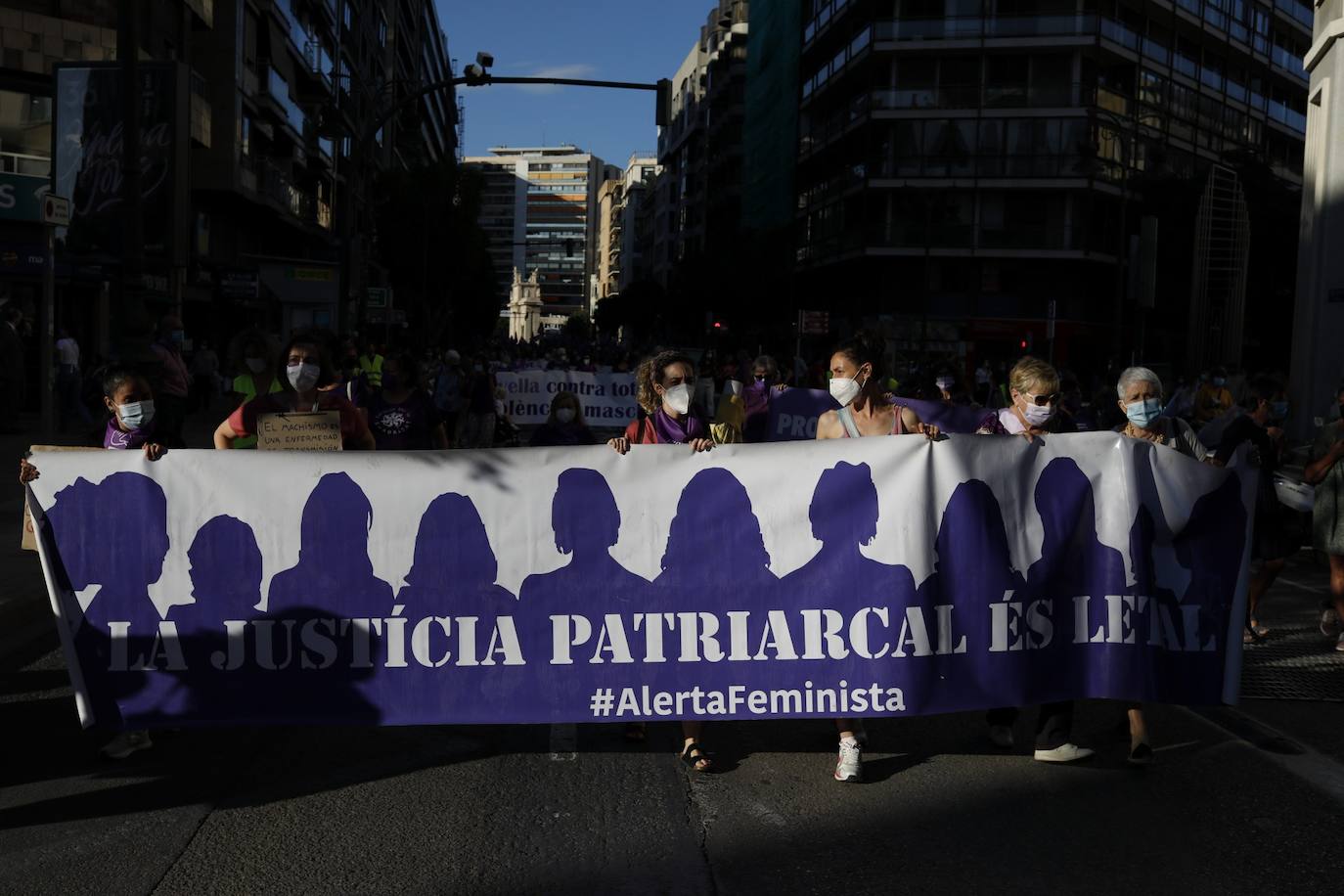 Colectivos feministas se han reunido este martes por la tarde en el centro de Valencia para protestar contra los crímenes machistas que se siguen produciendo en España y en la Comunitat, como el caso de Wafaa, en la Pobla Llarga. El asesino confeso de la joven, que estaba obsesionado con ella, lanzó el cadáver al pozo de una finca familiar, donde fue encontrado la pasada semana por la Guardia Civil. 