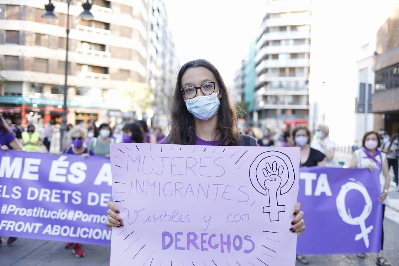 Colectivos feministas se han reunido este martes por la tarde en el centro de Valencia para protestar contra los crímenes machistas que se siguen produciendo en España y en la Comunitat, como el caso de Wafaa, en la Pobla Llarga. El asesino confeso de la joven, que estaba obsesionado con ella, lanzó el cadáver al pozo de una finca familiar, donde fue encontrado la pasada semana por la Guardia Civil. 