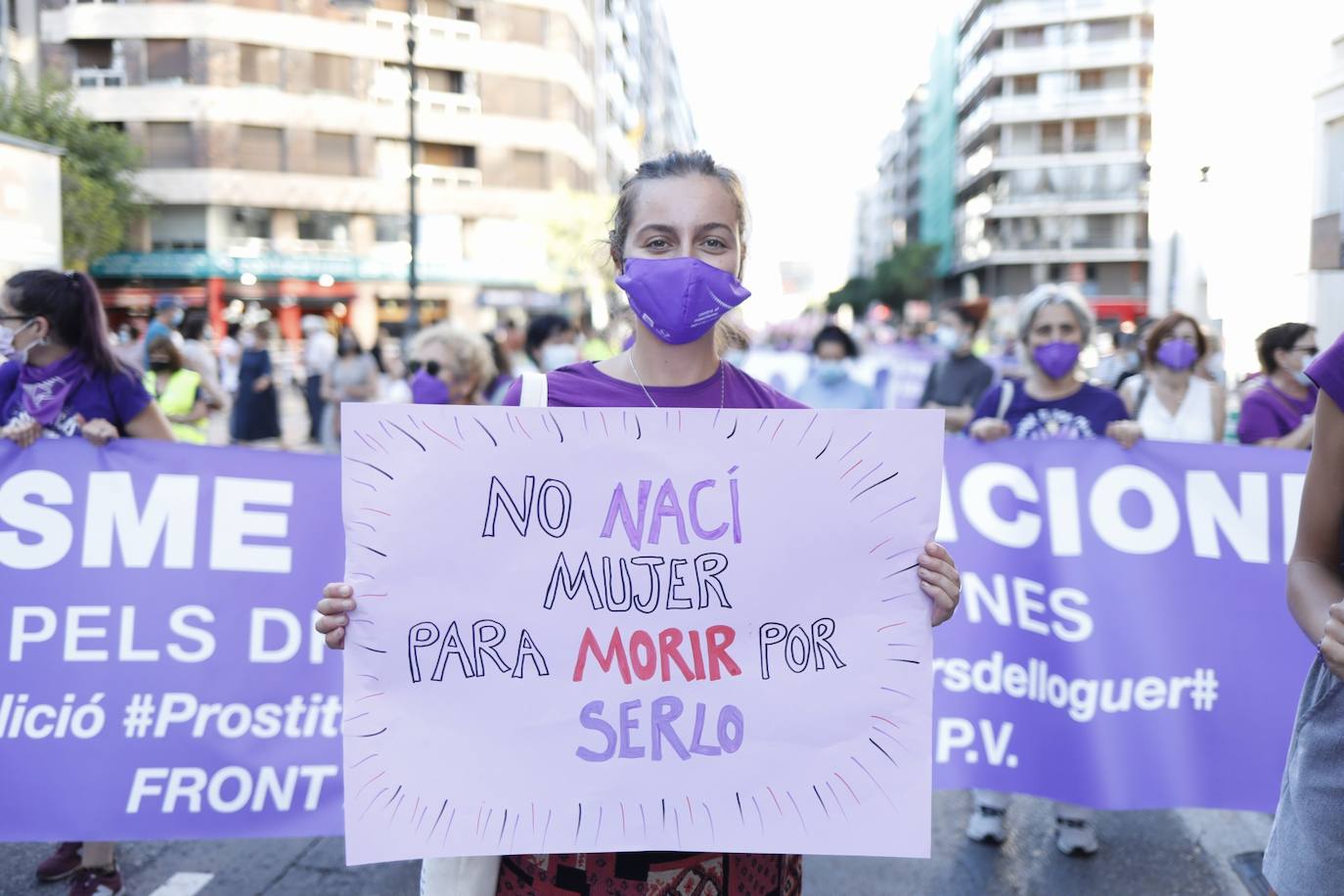 Colectivos feministas se han reunido este martes por la tarde en el centro de Valencia para protestar contra los crímenes machistas que se siguen produciendo en España y en la Comunitat, como el caso de Wafaa, en la Pobla Llarga. El asesino confeso de la joven, que estaba obsesionado con ella, lanzó el cadáver al pozo de una finca familiar, donde fue encontrado la pasada semana por la Guardia Civil. 