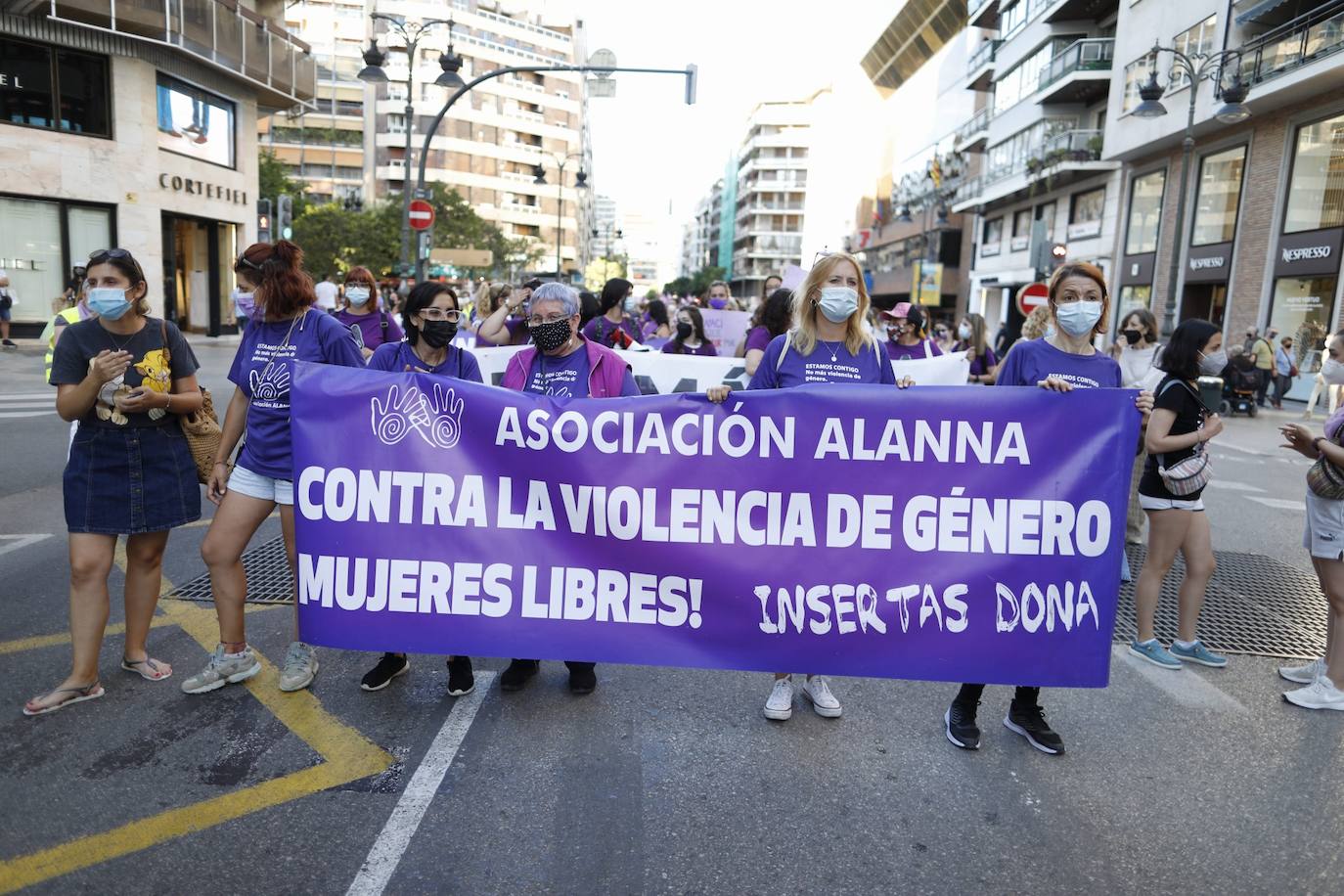 Colectivos feministas se han reunido este martes por la tarde en el centro de Valencia para protestar contra los crímenes machistas que se siguen produciendo en España y en la Comunitat, como el caso de Wafaa, en la Pobla Llarga. El asesino confeso de la joven, que estaba obsesionado con ella, lanzó el cadáver al pozo de una finca familiar, donde fue encontrado la pasada semana por la Guardia Civil. 