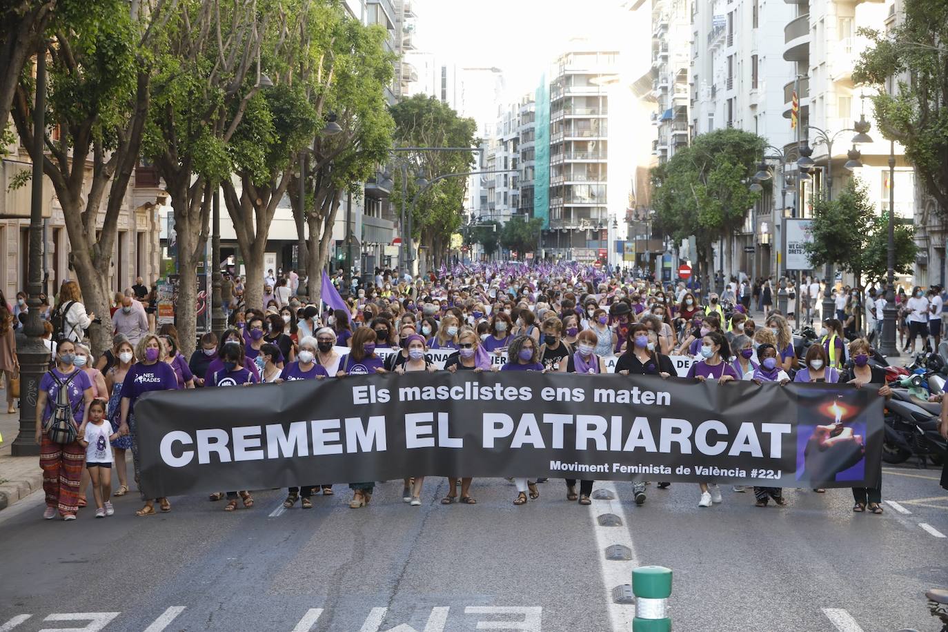 Colectivos feministas se han reunido este martes por la tarde en el centro de Valencia para protestar contra los crímenes machistas que se siguen produciendo en España y en la Comunitat, como el caso de Wafaa, en la Pobla Llarga. El asesino confeso de la joven, que estaba obsesionado con ella, lanzó el cadáver al pozo de una finca familiar, donde fue encontrado la pasada semana por la Guardia Civil. 