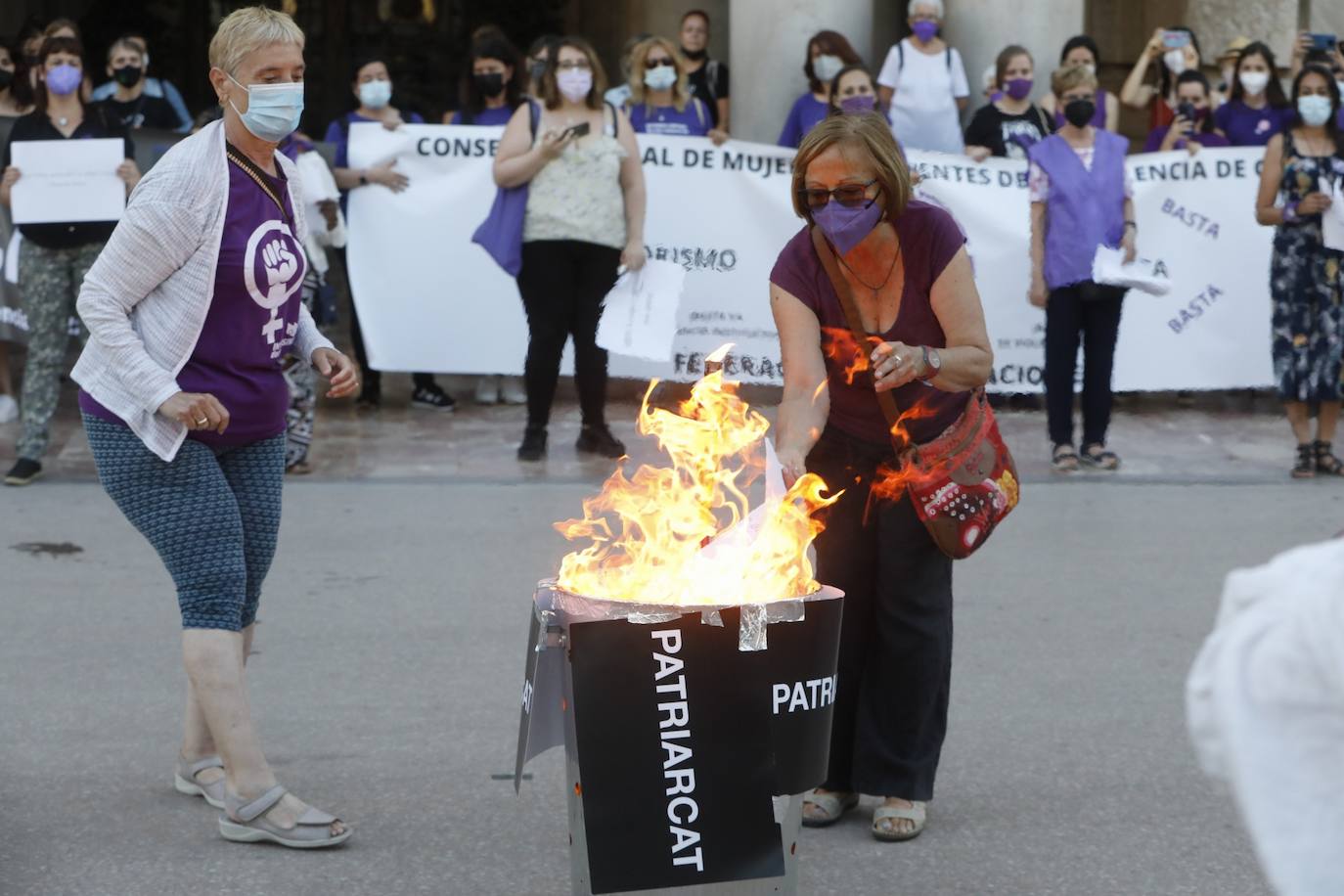 Colectivos feministas se han reunido este martes por la tarde en el centro de Valencia para protestar contra los crímenes machistas que se siguen produciendo en España y en la Comunitat, como el caso de Wafaa, en la Pobla Llarga. El asesino confeso de la joven, que estaba obsesionado con ella, lanzó el cadáver al pozo de una finca familiar, donde fue encontrado la pasada semana por la Guardia Civil. 