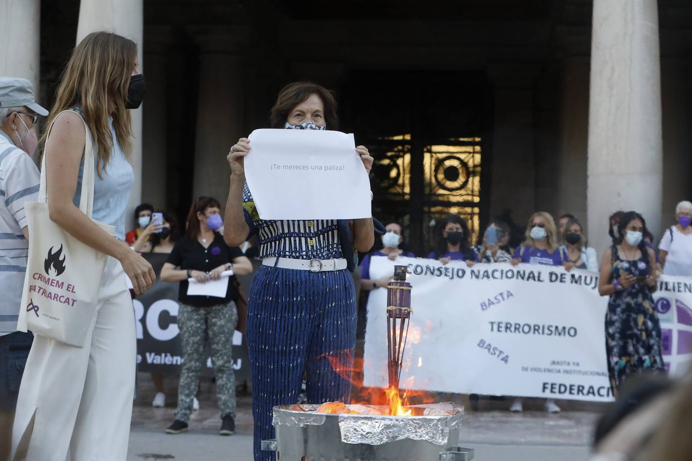 Colectivos feministas se han reunido este martes por la tarde en el centro de Valencia para protestar contra los crímenes machistas que se siguen produciendo en España y en la Comunitat, como el caso de Wafaa, en la Pobla Llarga. El asesino confeso de la joven, que estaba obsesionado con ella, lanzó el cadáver al pozo de una finca familiar, donde fue encontrado la pasada semana por la Guardia Civil. 