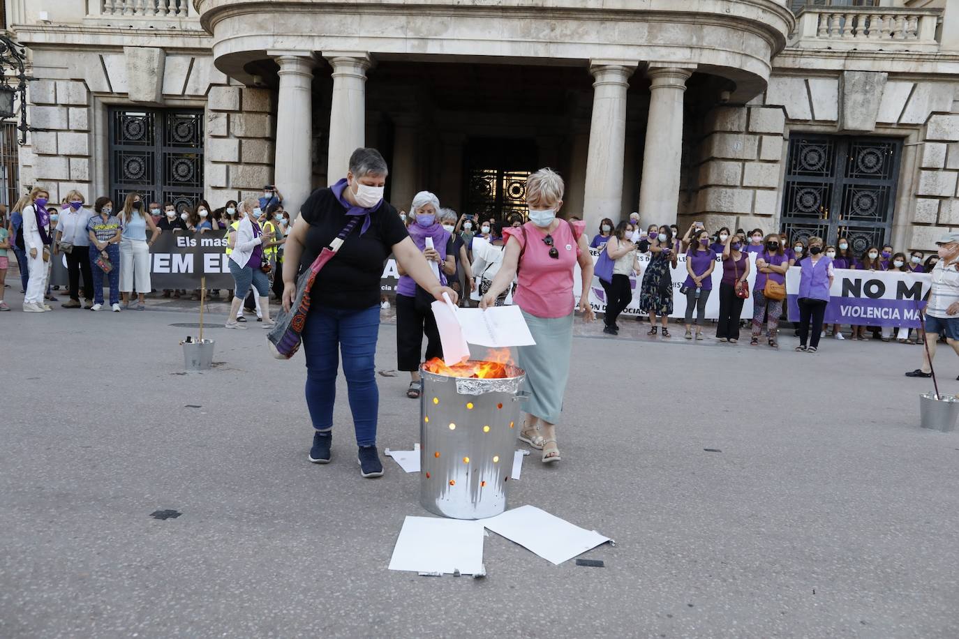 Colectivos feministas se han reunido este martes por la tarde en el centro de Valencia para protestar contra los crímenes machistas que se siguen produciendo en España y en la Comunitat, como el caso de Wafaa, en la Pobla Llarga. El asesino confeso de la joven, que estaba obsesionado con ella, lanzó el cadáver al pozo de una finca familiar, donde fue encontrado la pasada semana por la Guardia Civil. 