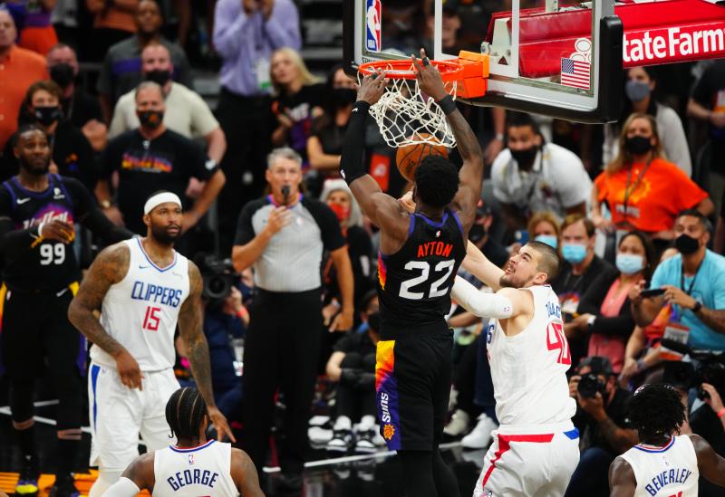 Deandre Ayton anota la canasta del triufo a siete décimas del final.