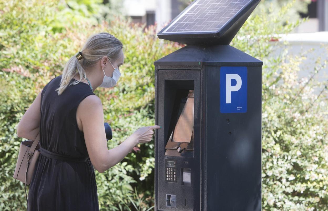 Una mujer paga en los nuevos parquímetros de la ORA, ayer por la mañana. damián torres