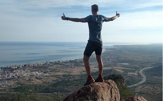 Uno de los visitantes, al llegar al punto más impresionante: Les Agulles de Santa Águeda. 