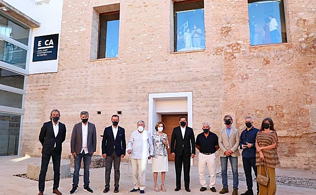 Roberto Gil (cuarto desde la izquierda), junto a asistentes al acto. 