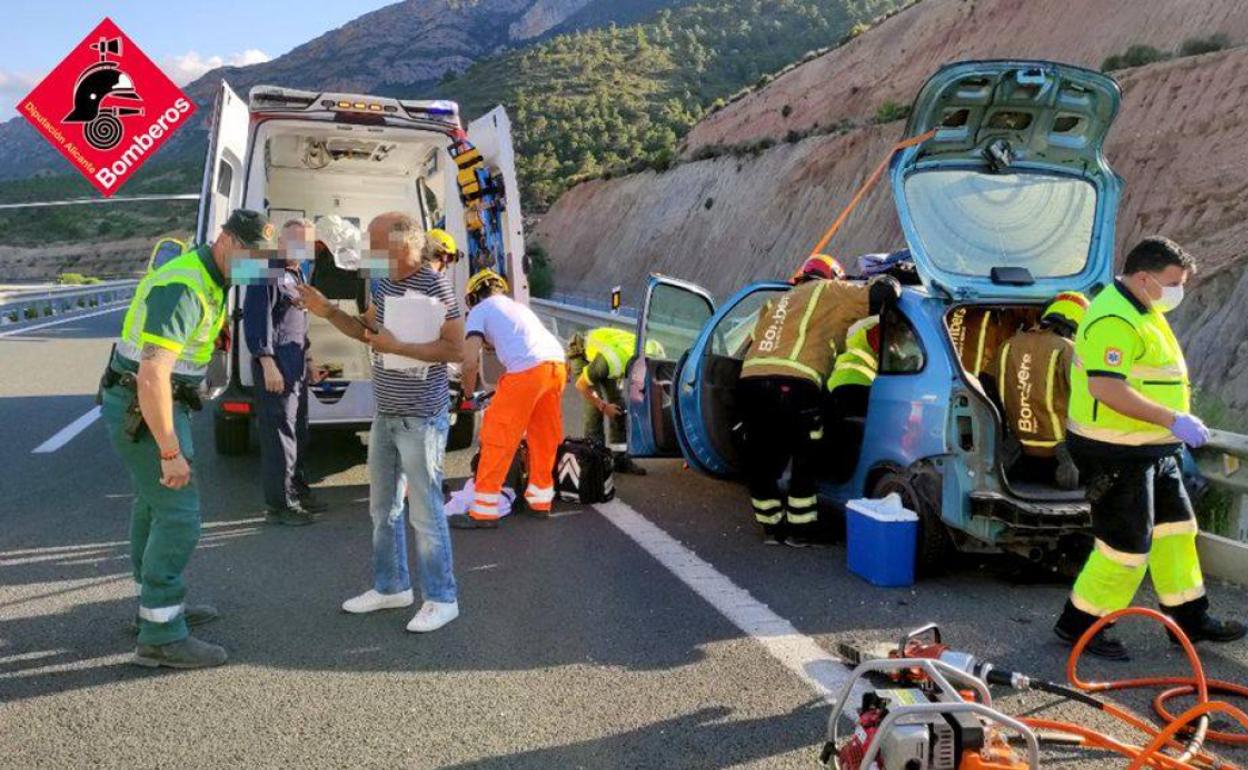 Imagen del accidente en el que tres ocupantes han resultado heridos.  