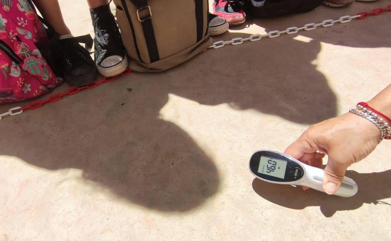 El termómetro en el patio del colegio Santa Teresa marcaba ayer 46 grados. 