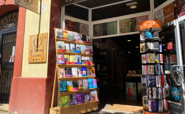 Imagen principal - Las librerías 'Imperio' que ha montado la joven en Valencia. 