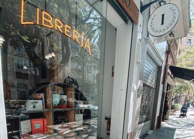 Imagen secundaria 1 - Las librerías 'Imperio' que ha montado la joven en Valencia. 