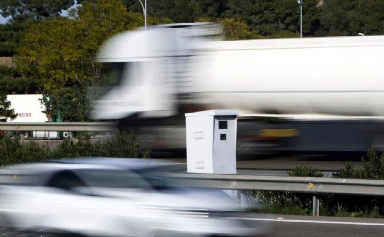 Radar en la A7 junto al área de servicio de Sagunto. 