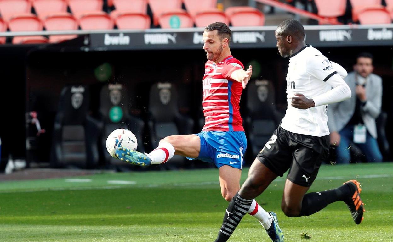 Roberto Soldado y Diakhaby, durante un partido entre el Granada y el Valencia.