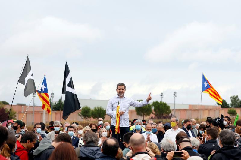 El expresidente de la ANC y secretario general de JxCat, Jordi Sánchez (i), se dirige a los simpatizantes que se han congregado a las puertas del centro Penitenciario de Lledoners.