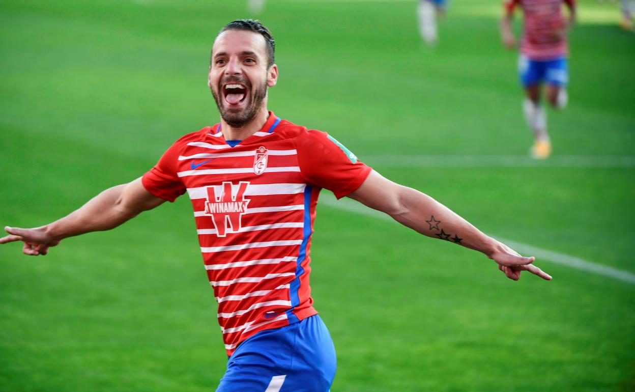 Roberto Soldado celebra un gol con el Granada, la próxima temporada lo hará con la camiseta del Levante. 