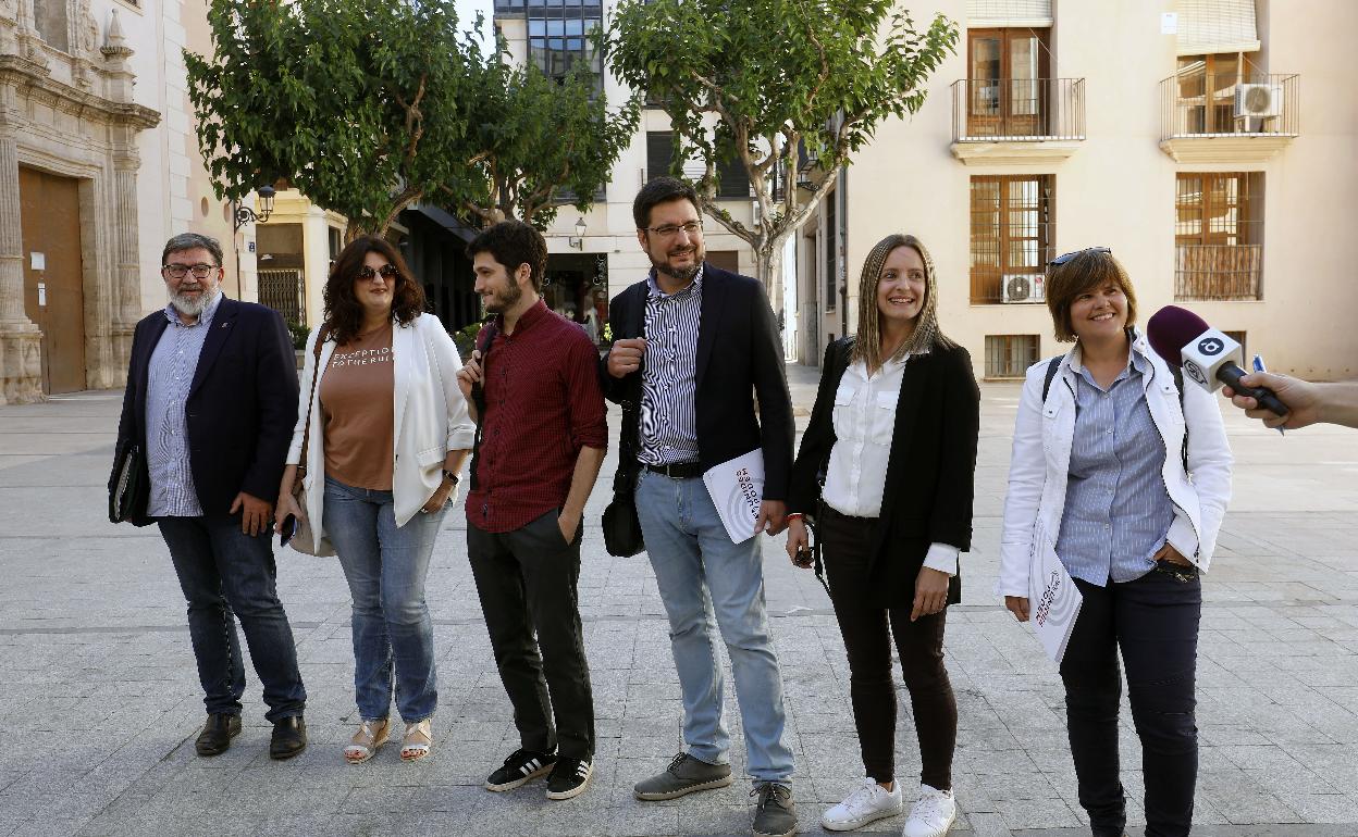 Negociadores y negociadoras de Unides Podemos antes de la primera reunión para configurar el nuevo Consell. 