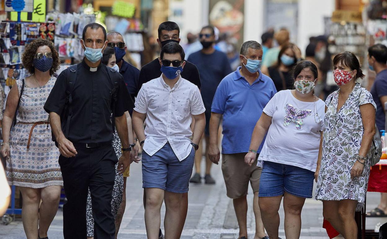 Gente en las calles de Valencia.