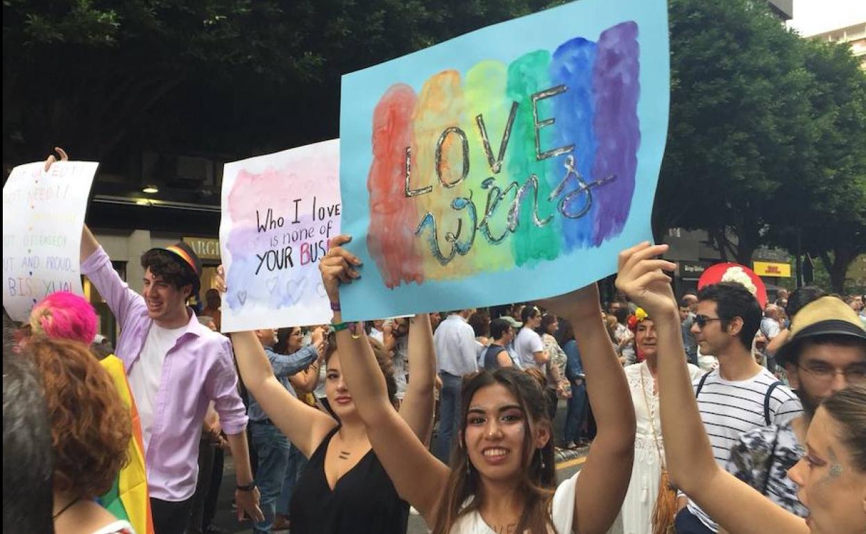 Pancartas a favor de los derechos LGTB en una foto de archivo.