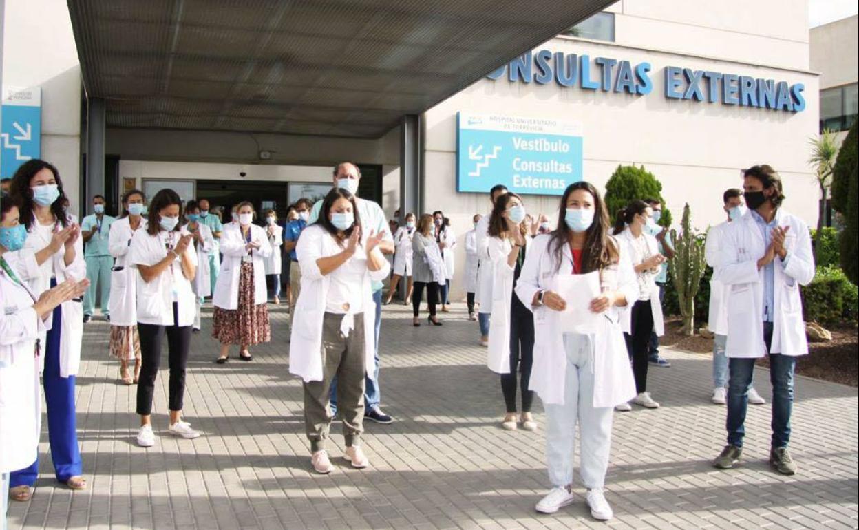 Protesta de personal sanitario del departamento de salud de Torrevieja por la falta de información proporcionada por la Conselleria de Sanidad sobre el proceso de reversión.