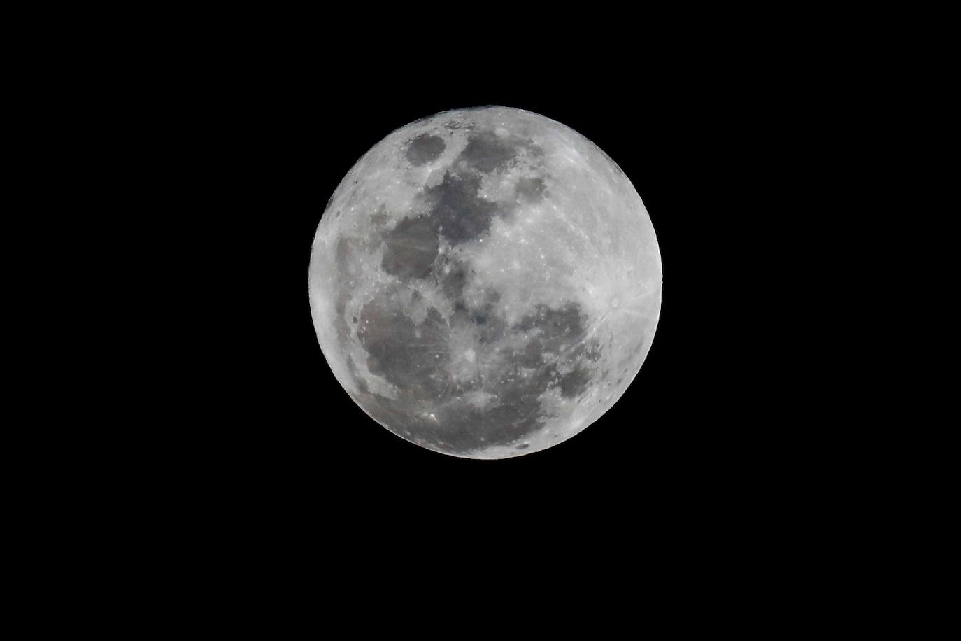 Fotografía hoy de la luna llena durante un partido entre Bolivia y Uruguay