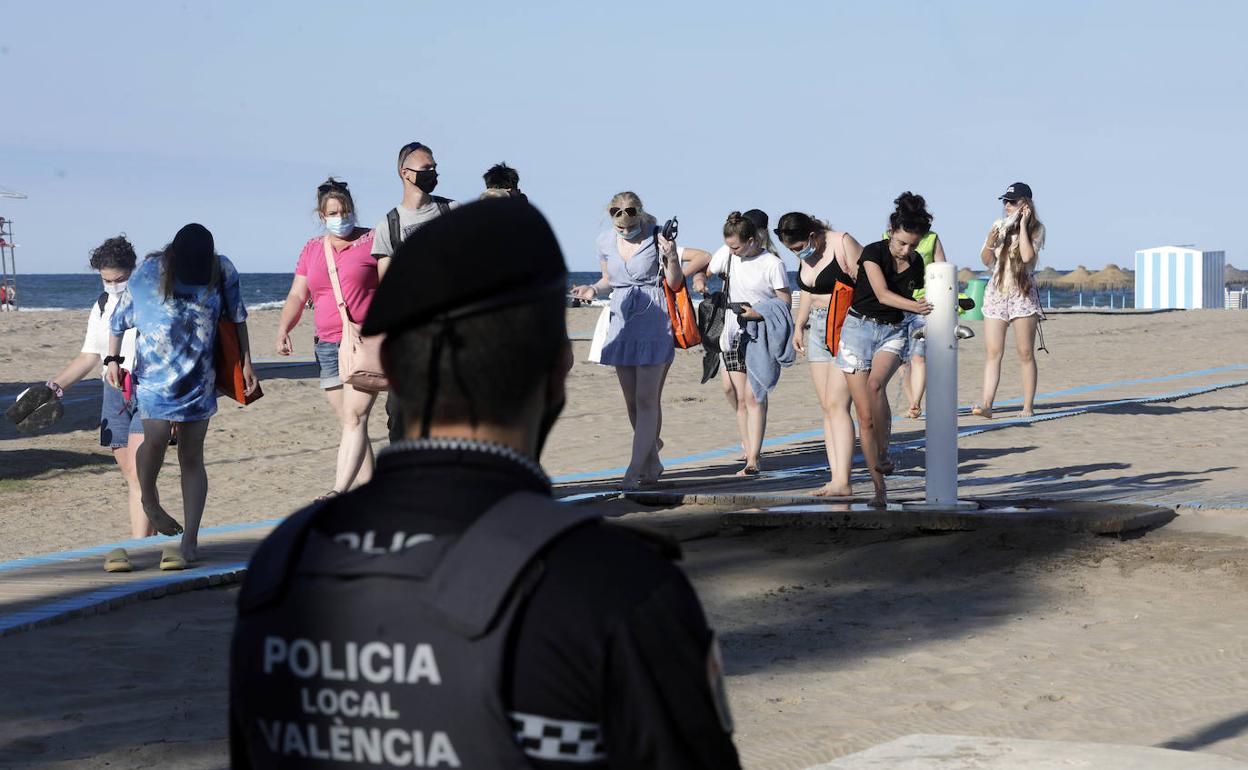 Dispositivo especial para evitar concentraciones en la playa de cara a San Juan. 