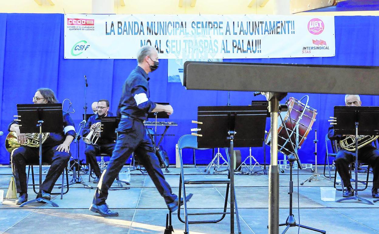 Músicos con brazalete blanco en el concierto del pasado jueves. 