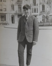 Imagen secundaria 2 - Arriba, con sus hermanos María, Francisca y Eleuterio Soto, en 1955. Abajo, en la escuela de Táliga (Badajoz), en el año 1961. A la derecha, en el parque Ribalta de Castellón, en 1965. En esta ciudad pasó 28 años.