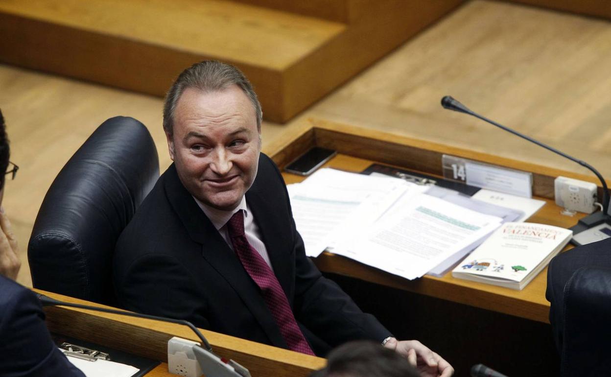 Alberto Fabra, en su escaño de Les Corts durante su etapa como jefe del Consell. 