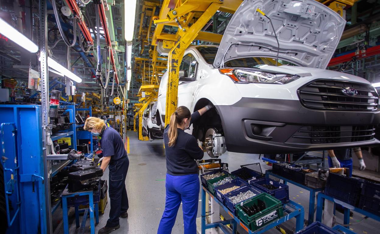 Trabajadores en la factoría de Ford. 