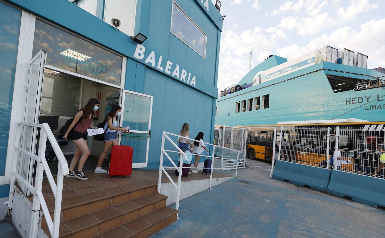 Estudiantes se encaminan al ferry para iniciar su viaje de fin de curso a Mallorca, el pasado día 11. 