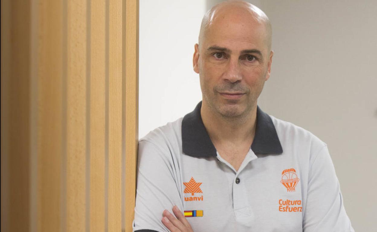 Joan Peñarroya posa en su presentación como nuevo entrenador del Valencia Basket