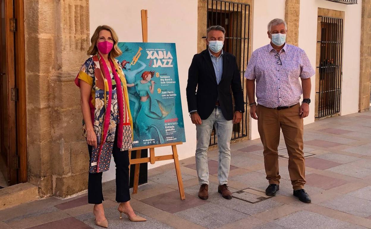 Sole Giménez, con José Chulvi y Quico Moragues, junto al cartel del Xàbia Jazz. 