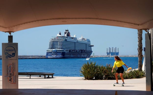 Imagen principal - Imagenes del 'Mein Schiff' en el Puerto de Alicante este sábado. 