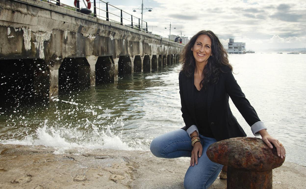 La autora posa en el puerto de Santander, con el Club Marítimo al fondo. 