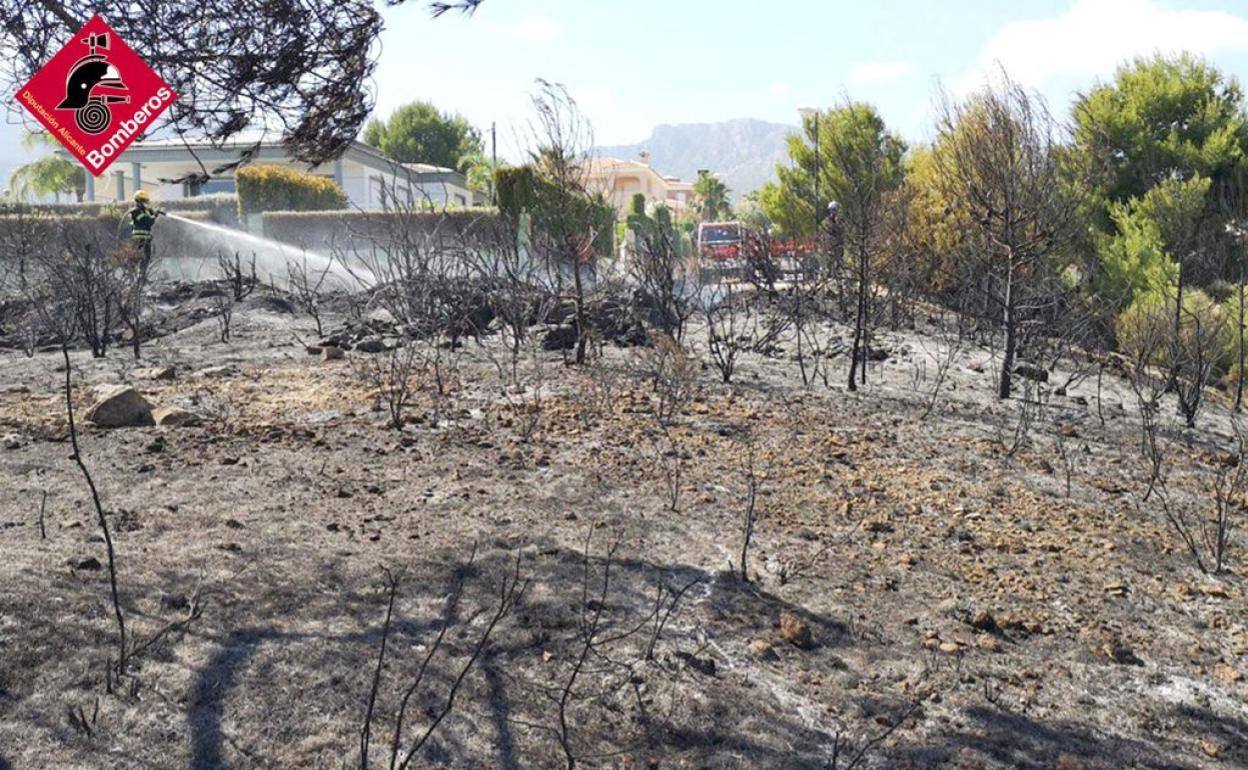 Esta madrugada los bomberos han dado por extinguido el incendio que afectaba desde ayer por la tarde a La Nucía. 