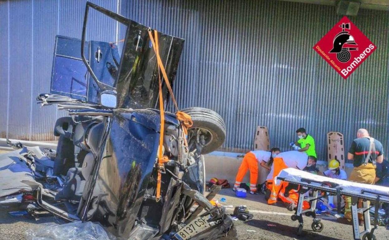 Los sanitarios asisten a uno de los heridos en el accidente. 