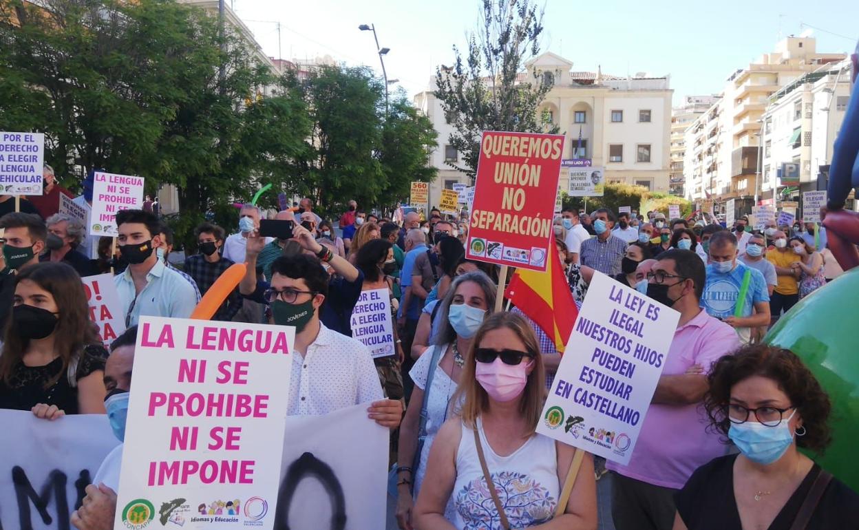 Concentración en Alicante contra la política lingüística del Consell