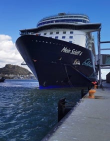 Imagen secundaria 2 - Imagenes del 'Mein Schiff' en el Puerto de Alicante este sábado. 