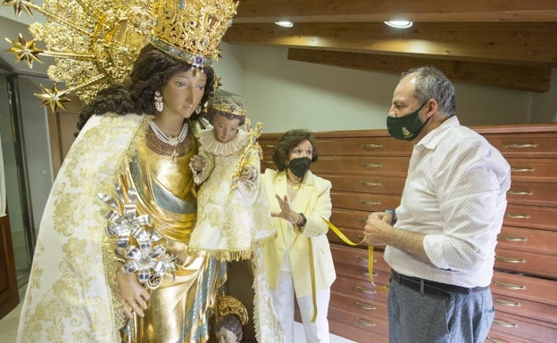 La camarera de la Virgen da explicaciones al responsable del taller encargado del manto. 