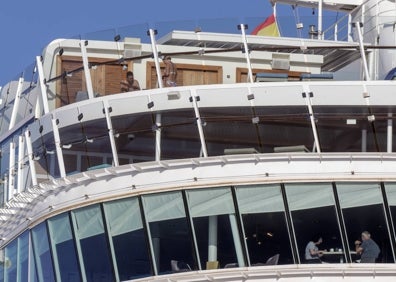 Imagen secundaria 1 - Primeras fotos de los turistas, interior del barco y apertura de puertas. 